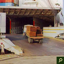 wood loading in a vessel